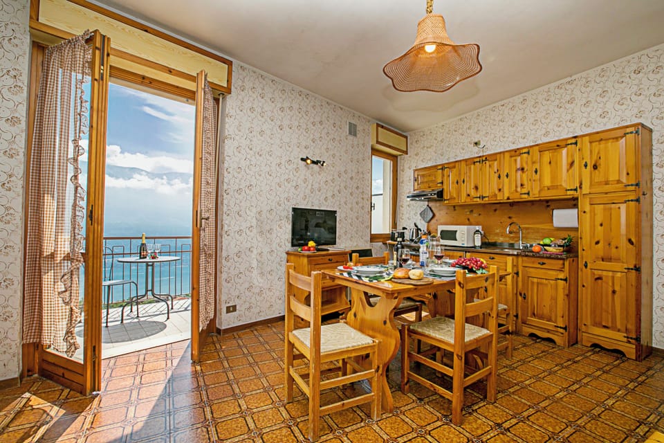 Family Apartment, Multiple Bedrooms, Mountainside (Tremosine Wonderful Lake View 2) | Dining