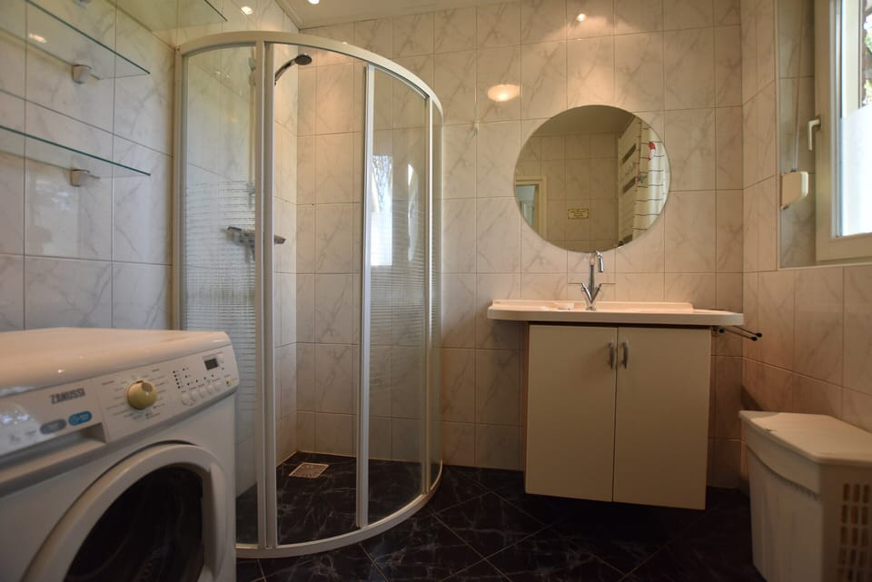 Alluring Holiday Home in Reutum-Weerselo with Hot Tub House in Overijssel (province)