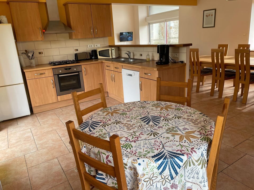 Cottage | Private kitchen | Microwave, coffee/tea maker, highchair