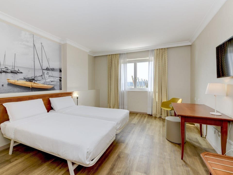 Standard Twin Room, Non Smoking | Memory foam beds, in-room safe, desk, soundproofing