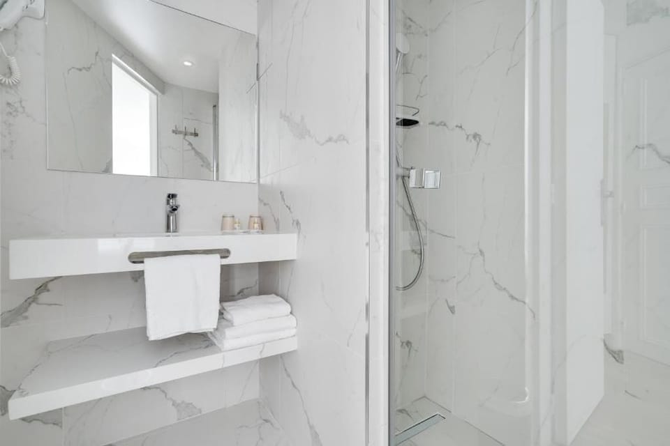 Standard Single Room | Bathroom | Shower, rainfall showerhead, free toiletries, hair dryer