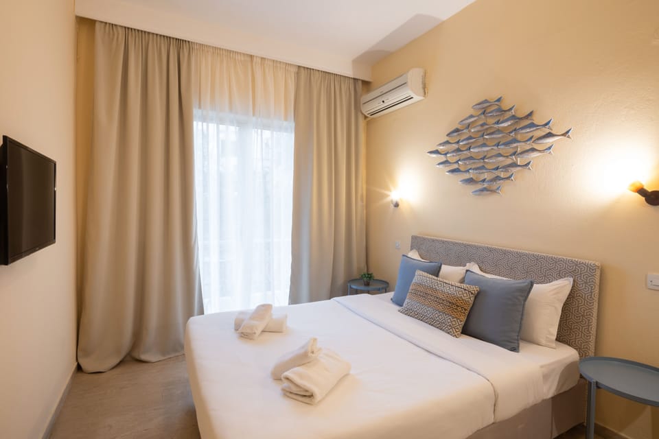Double or Twin Room, Mountain View | In-room safe, desk, blackout drapes, free cribs/infant beds