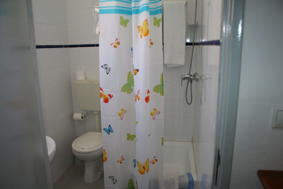 Shower, rainfall showerhead, free toiletries, towels