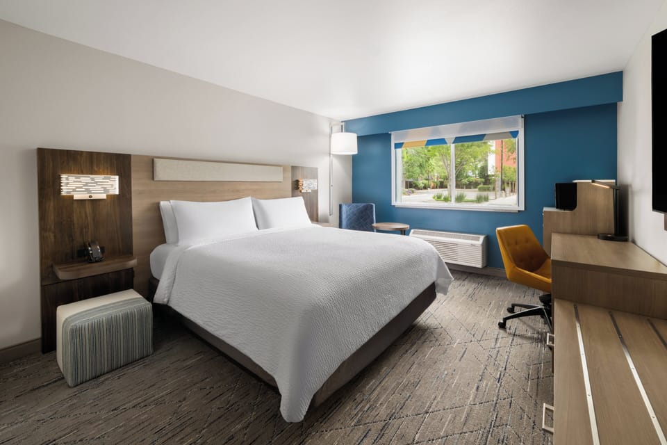 Standard Room, 1 King Bed, Accessible, Non Smoking (Communications) | Pillowtop beds, desk, laptop workspace, blackout drapes