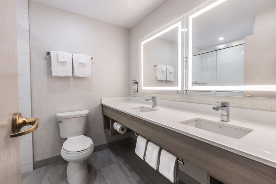 Combined shower/tub, hair dryer, towels