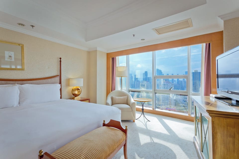 Business Suite (Executive) | Down comforters, Select Comfort beds, minibar, in-room safe