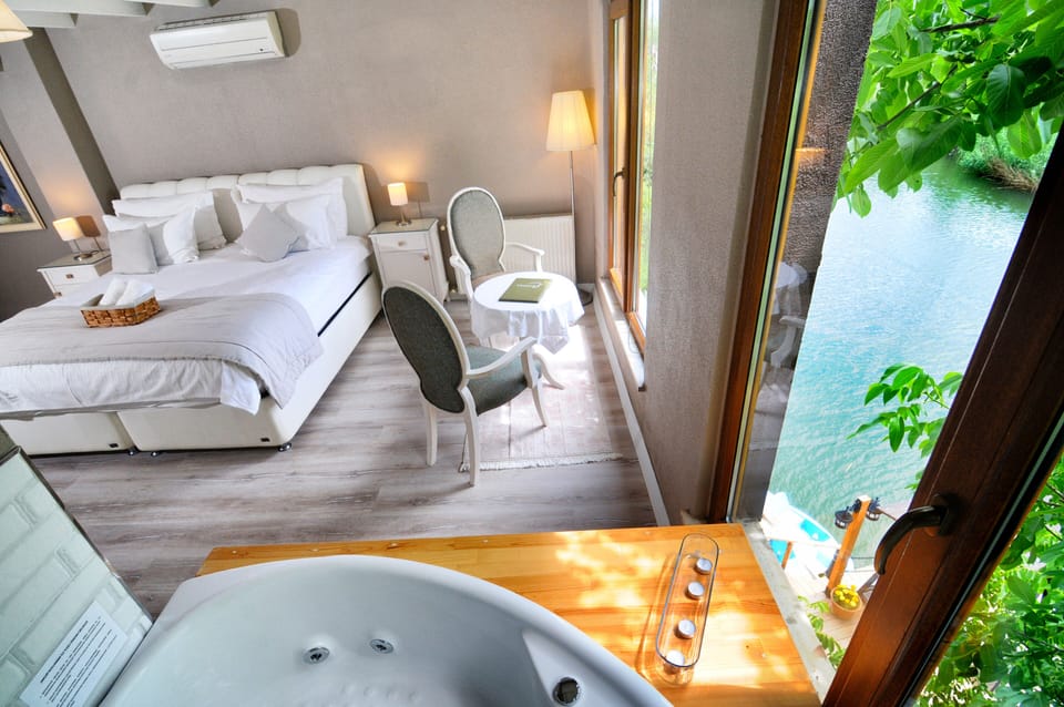 Incir Deluxe Suite | Iron/ironing board (on request), WiFi (free), bed sheets