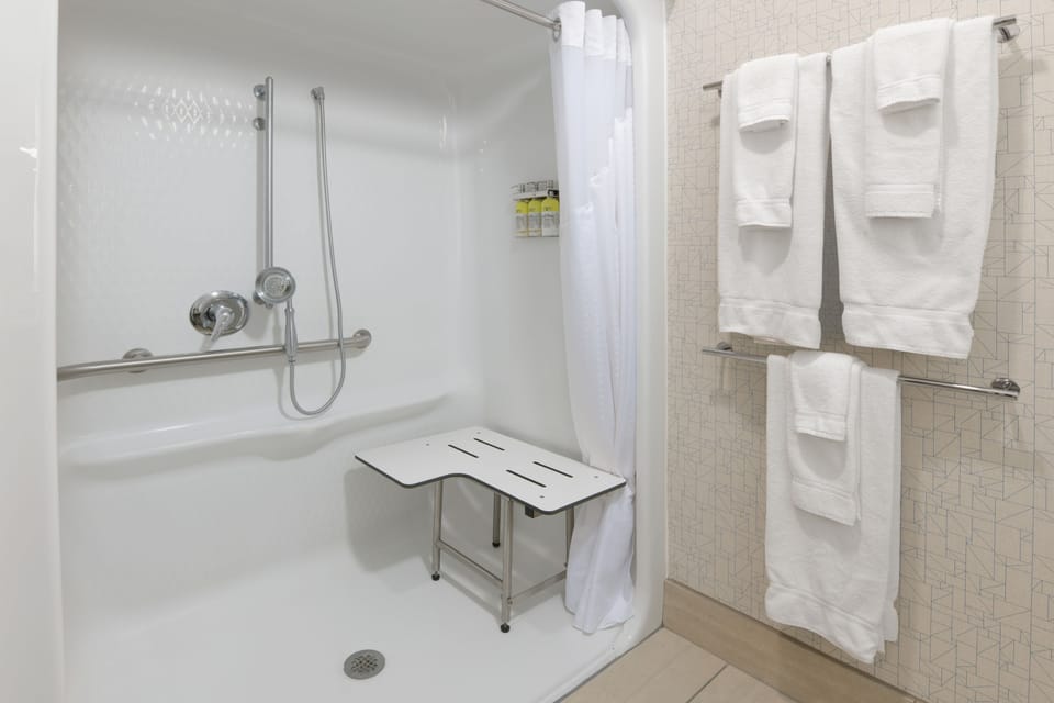 Combined shower/tub, hair dryer, towels
