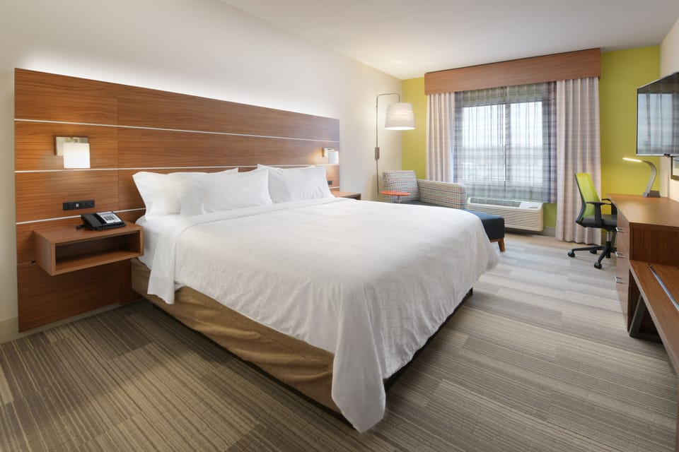 Standard Room, 1 King Bed (Leisure) | Desk, iron/ironing board, free WiFi, bed sheets
