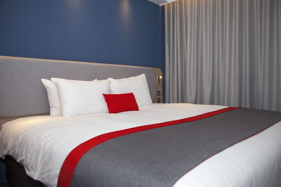 Standard Room, 1 King Bed (with Free Hot Breakfast) | Desk, laptop workspace, blackout drapes, iron/ironing board
