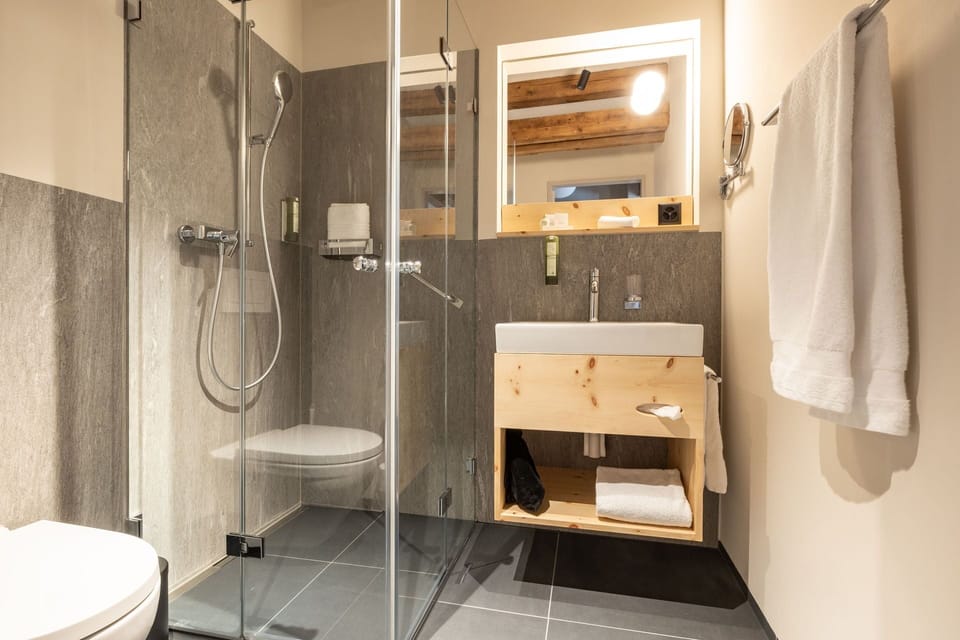 Palantschin Double Room Standard (Air conditioning) | Bathroom | Shower, free toiletries, hair dryer, towels