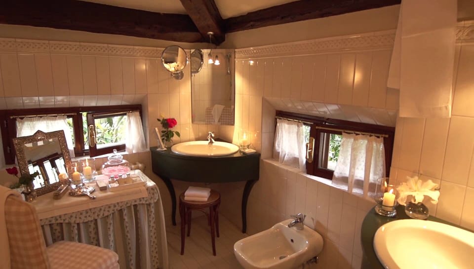 Suite | Bathroom | Free toiletries, hair dryer, bathrobes, slippers
