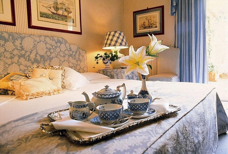 Deluxe Room | Minibar, in-room safe, individually decorated, individually furnished