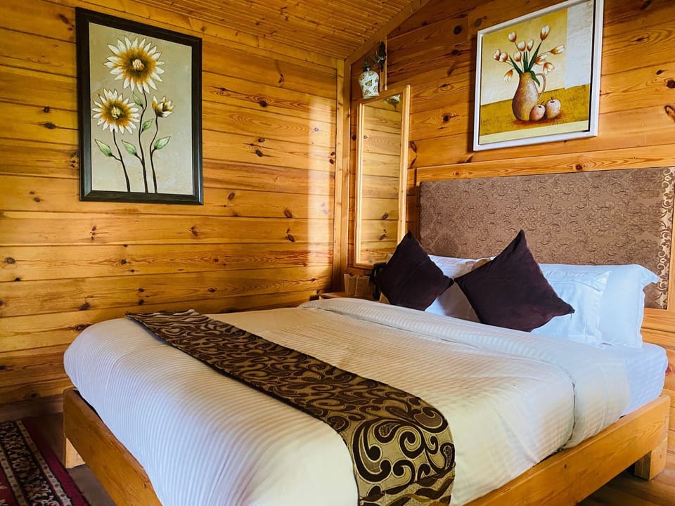 Pine Cottage Twin Room with Two Large Double Beds | In-room safe, desk, soundproofing, iron/ironing board