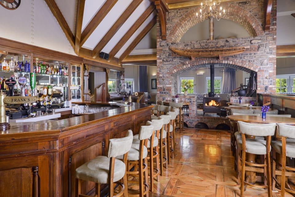 Garden views, serves lunch and dinner