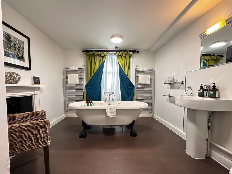 Standard Room, 1 Queen Bed | Bathroom | Combined shower/tub, eco-friendly toiletries, hair dryer, towels