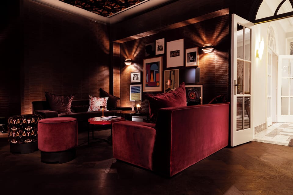 Lobby lounge