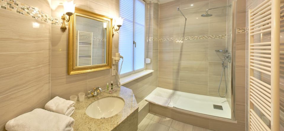 Combined shower/tub, hair dryer, towels