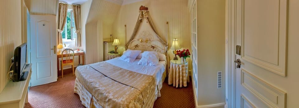 In-room safe, desk, iron/ironing board (on request), cribs (surcharge)