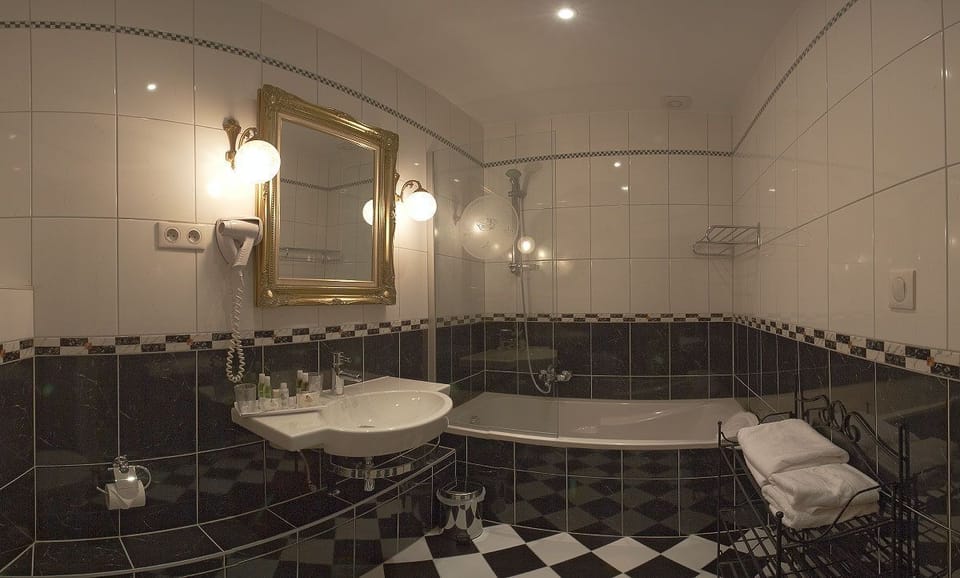 Combined shower/tub, hair dryer, towels