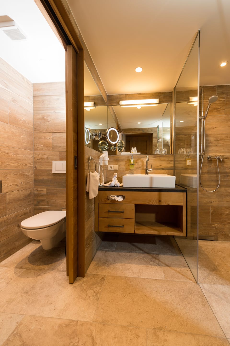 Superior Double Room, Balcony | Bathroom | Shower, free toiletries, hair dryer, bathrobes