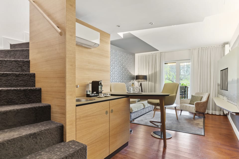 Suite | Living area | 32-inch flat-screen TV with satellite channels, TV