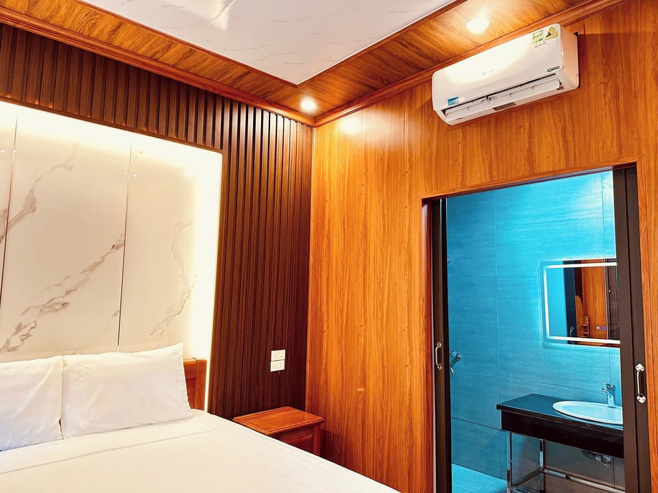 Superior Bungalow | Bathroom | Shower, rainfall showerhead, free toiletries, hair dryer