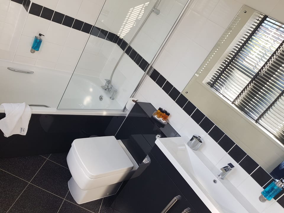 Superior Suite, 1 Double Bed, Non Smoking | Bathroom shower