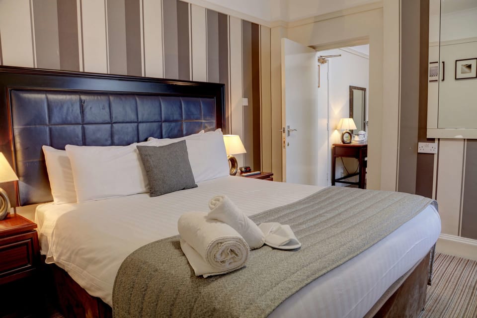 Suite, 1 Double Bed, Non Smoking | Desk, iron/ironing board, free WiFi, bed sheets