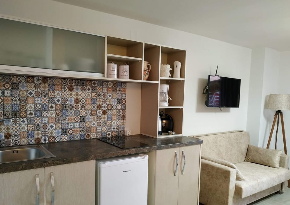 Family Room, Ground Floor | Private kitchenette | Mini-fridge, stovetop, coffee/tea maker, electric kettle