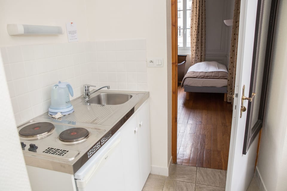 Triple Room, Kitchenette | Private kitchenette | Fridge, microwave, stovetop, coffee/tea maker