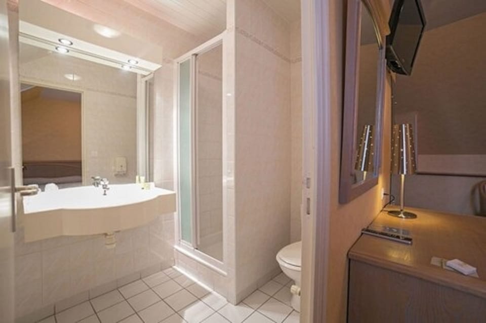 Comfort Triple Room | Bathroom | Free toiletries, hair dryer, towels