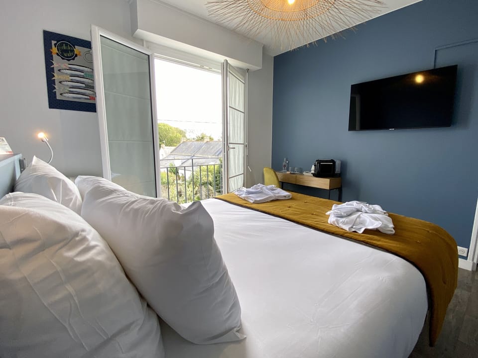 Comfort Room | Individually decorated, individually furnished, desk, blackout drapes