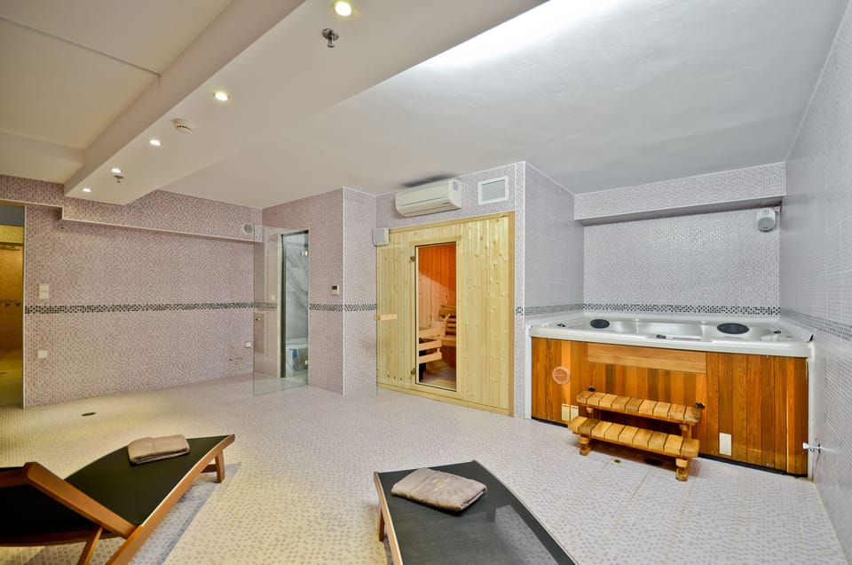 Couples treatment rooms, sauna, hot tub, steam room, body treatments