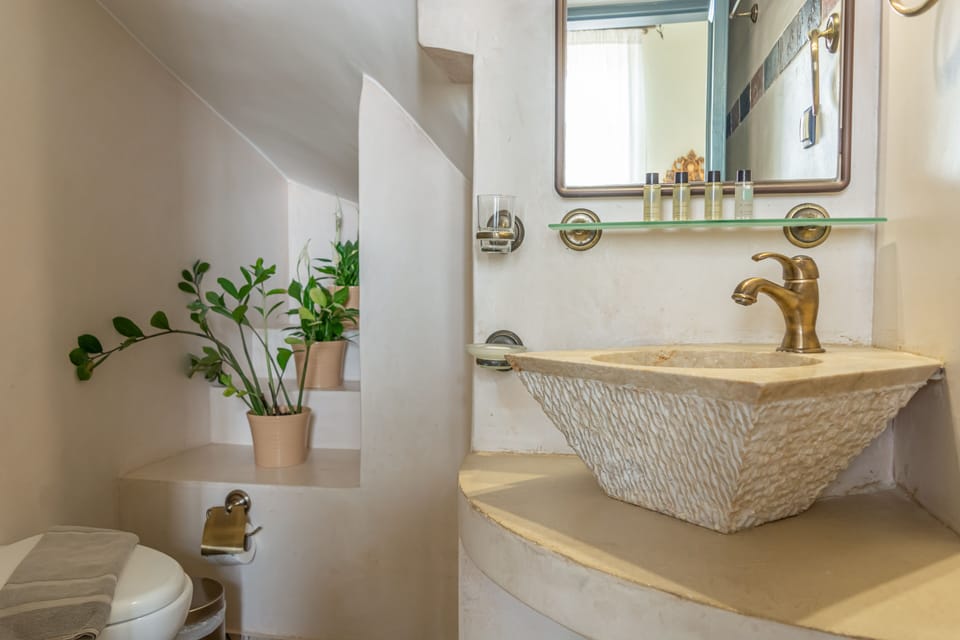 Standard Room, Sea View | Bathroom | Shower, free toiletries, hair dryer, towels