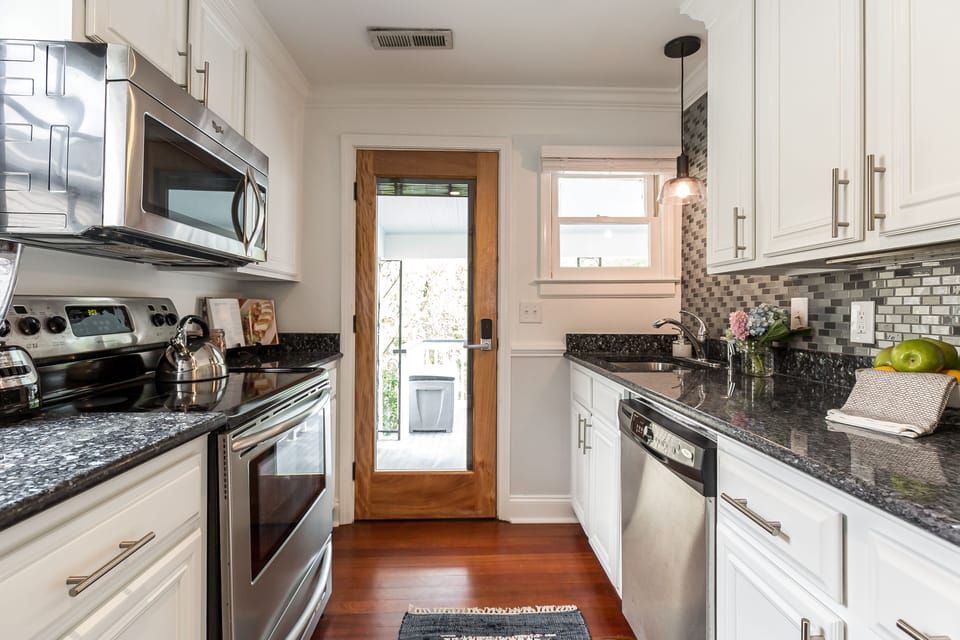 Room, 1 Queen Bed with Sofa bed | Private kitchen | Fridge, microwave, coffee/tea maker