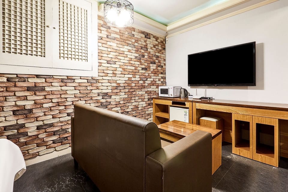 Gaming Room - Korean Buffet | Egyptian cotton sheets, premium bedding, desk, iron/ironing board