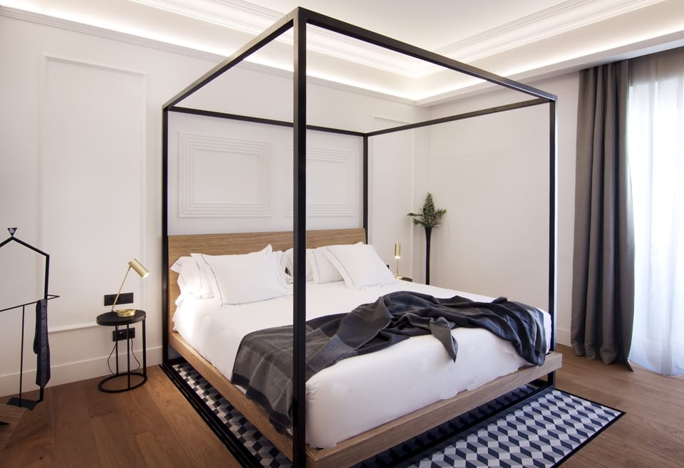 Junior Suite | Minibar, in-room safe, desk, blackout drapes
