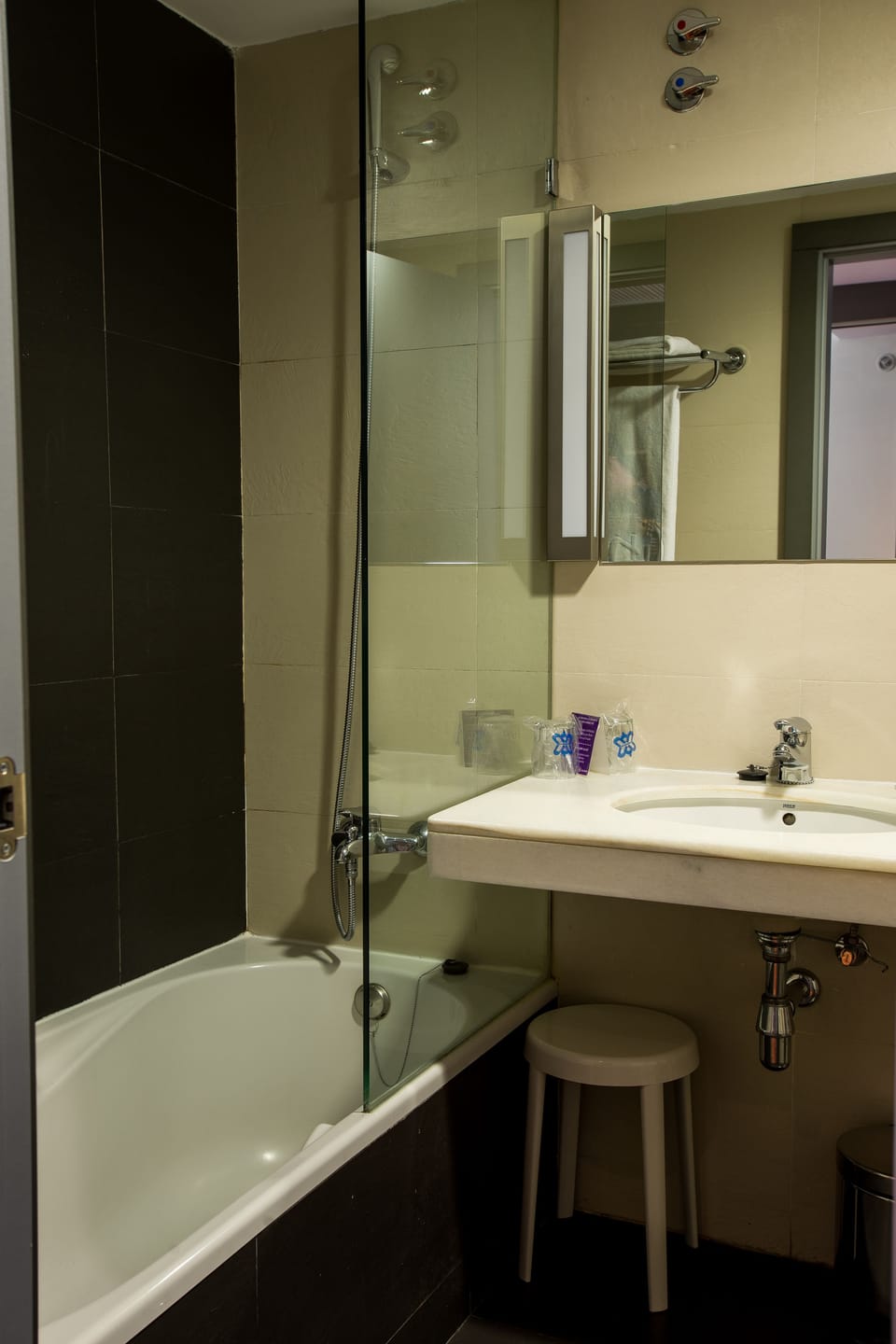 Standard Double Room | Bathroom | Shower, free toiletries, hair dryer, towels