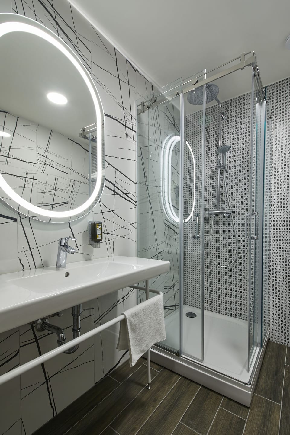 Standard Double or Twin Room | Bathroom shower