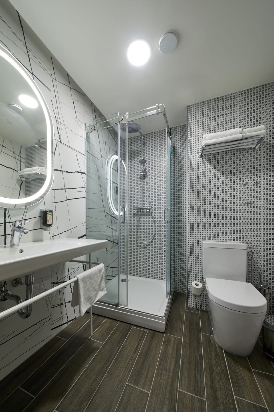 Deluxe Double or Twin Room | Bathroom shower