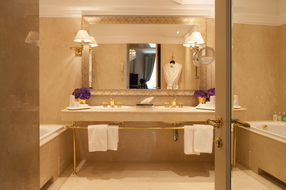 Junior Suite with SPA access | Bathroom | Combined shower/tub, designer toiletries, hair dryer, bathrobes