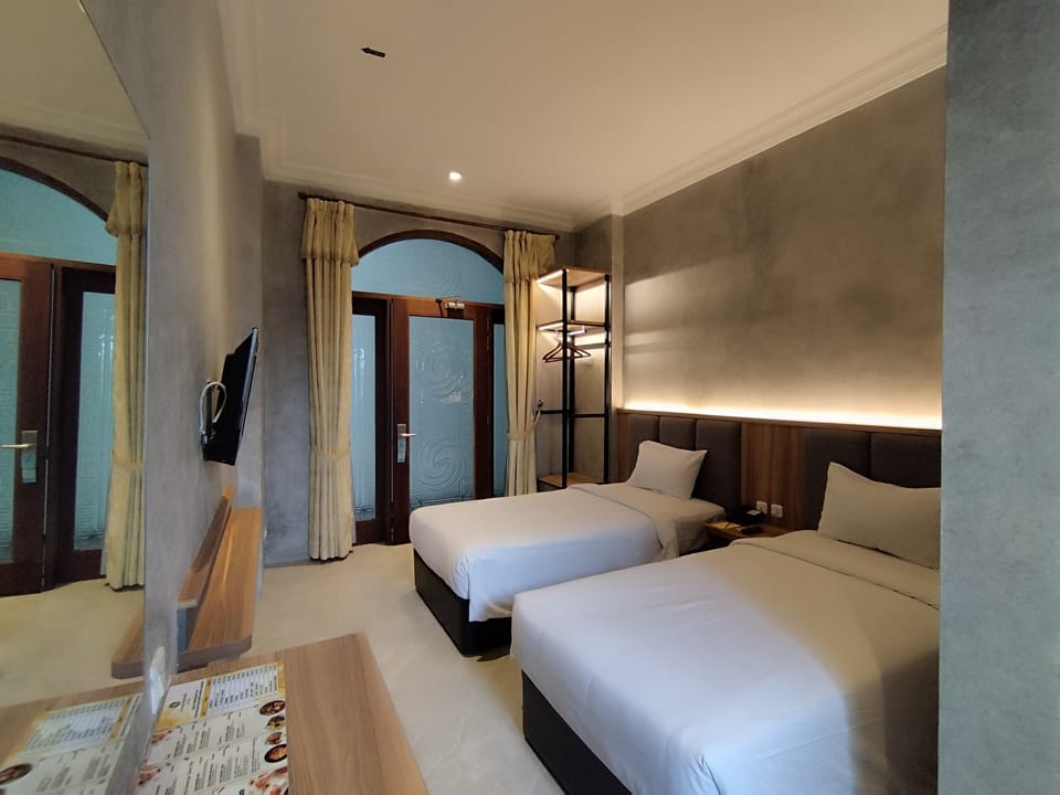 Superior Room | In-room safe, desk, free WiFi, bed sheets