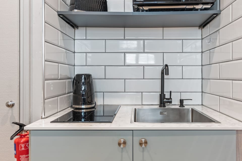 Comfort Single Room, Private Bathroom | Private kitchen | Fridge, microwave, coffee/tea maker, electric kettle