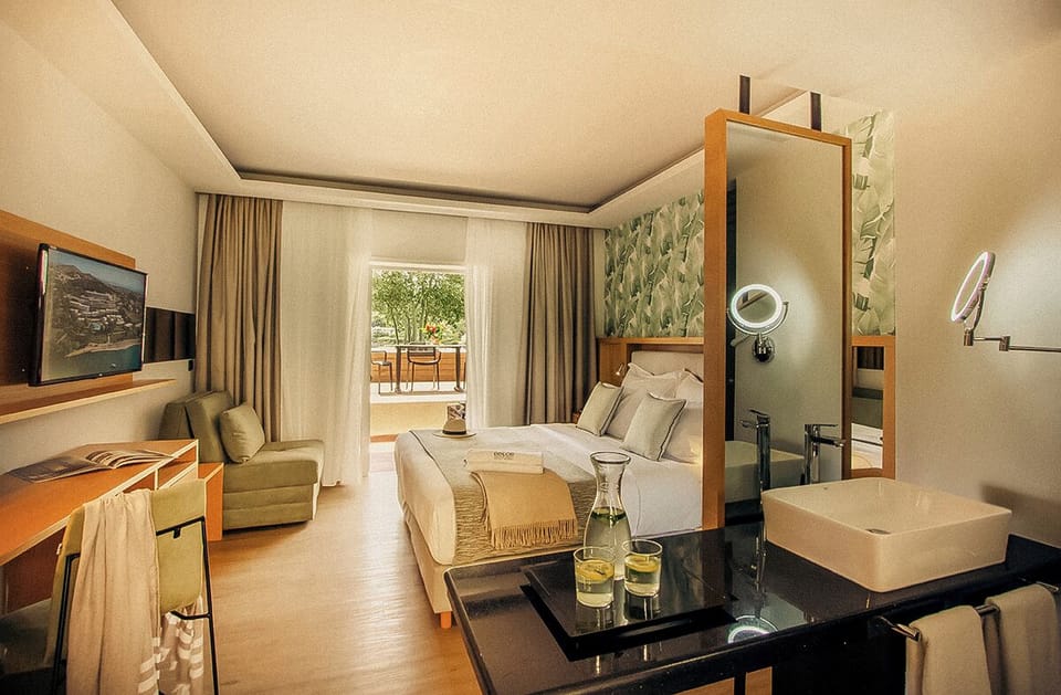 Executive Bungalow Private Pool Sea Front | Minibar, in-room safe, desk, blackout drapes