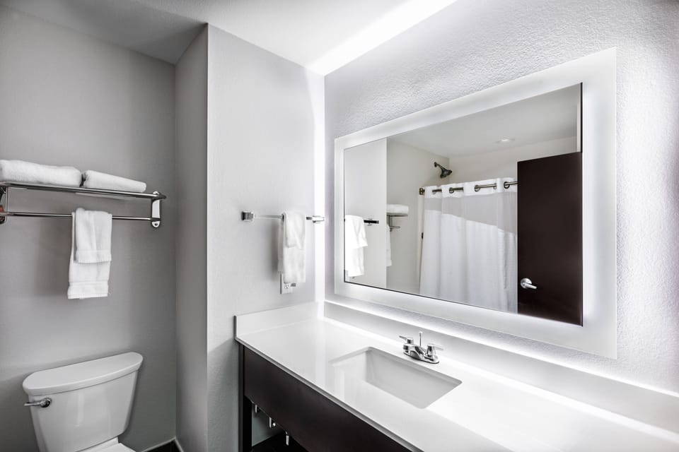 Combined shower/tub, free toiletries, hair dryer, towels