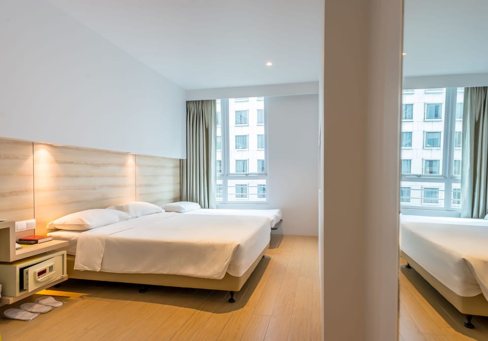 In-room safe, WiFi (free), bed sheets