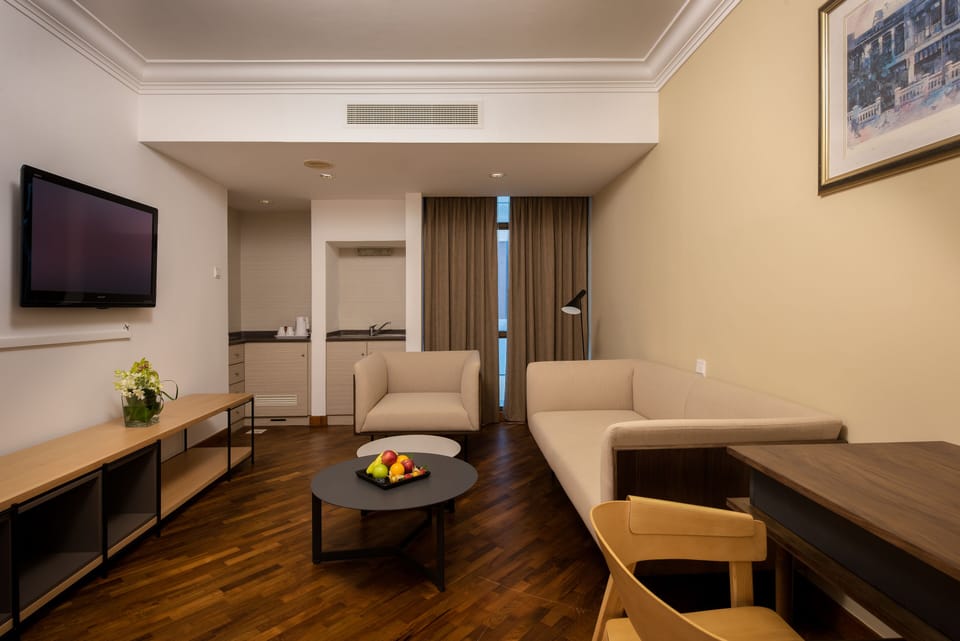 Suite King | Living area | 32-inch flat-screen TV with cable channels, TV