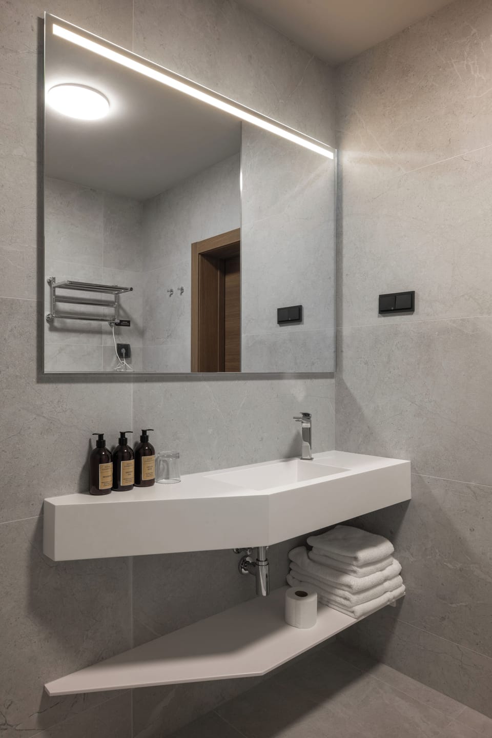 Shower, rainfall showerhead, free toiletries, hair dryer