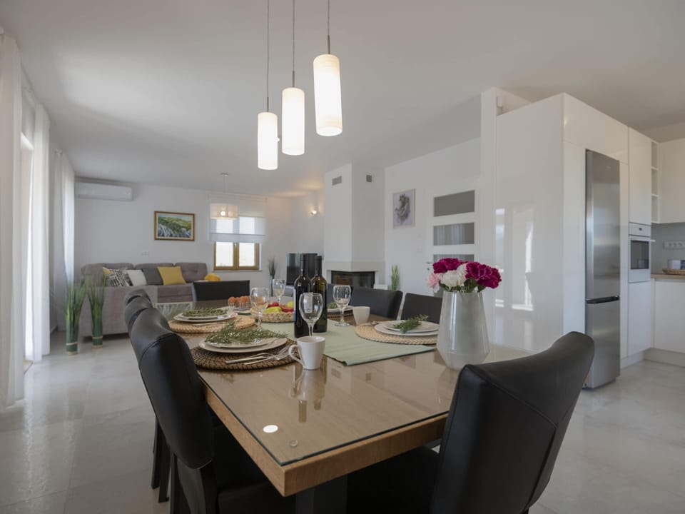 Villa | Dining